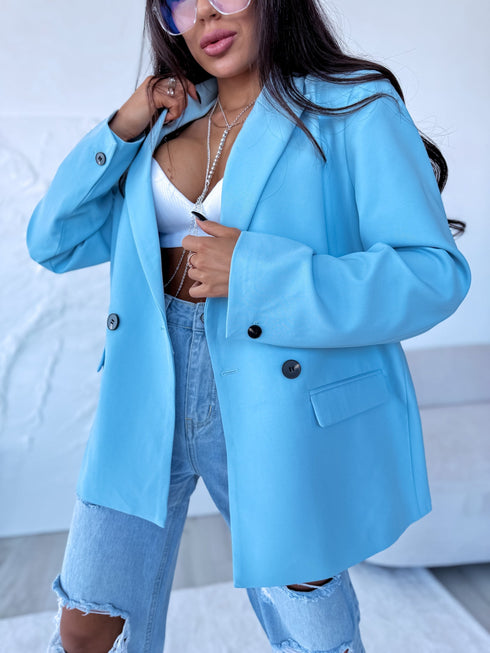 Oversize švarkas su juodomis rankovių sagomis - SOFT BLUE
